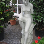 Skulptur Frau sitzend Köniz