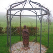 Eisengestell Skulptur Rechthalten